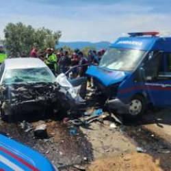 Bursa'da jandarma minibüsü ile otomobil çarpıştı: 1 ölü, 2 yaralı