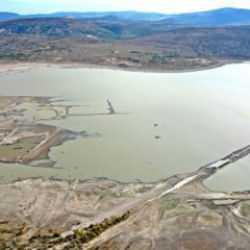 &Ccedil;eşme'de tehlike &ccedil;anları: Su seviyesi y&uuml;zde 13'e d&uuml;şt&uuml;! Belediyeden yasak kararı