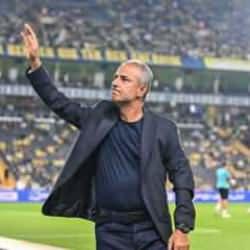 Fenerbahçe tribünlerinde İsmail Kartal krizi! Görevliler müdahale etti