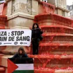 Fransa'da İsrail'i protesto etmek i&ccedil;in şehrin ikonik &ccedil;eşmesini kırmızıya b&uuml;r&uuml;d&uuml;ler