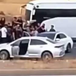 G&ouml;revden d&ouml;nen g&uuml;mr&uuml;k muhafaza memurunu darbettiler; 3 tutuklama