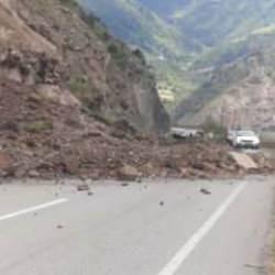 G&uuml;m&uuml;şhane&rsquo;de heyelan! Yol ulaşıma kapandı