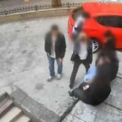 Kadıköy'de sokakta oturan bir genç kız, çocuk yaştaki bir çete tarafından gasp edildi