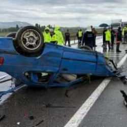 Karşı şeride geçen otomobil kaza yaptı: 1 ölü, 4 yaralı