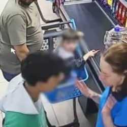 İki &ccedil;ocuk 22 bin lira değerinde &uuml;r&uuml;n &ccedil;aldı: Fark edilince para yerine fal&ccedil;ata uzattı!