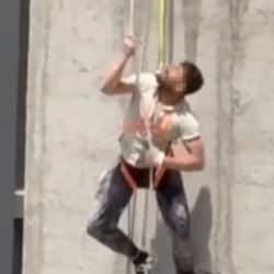  İskele halatı koptu, iş&ccedil;i &ouml;l&uuml;mden d&ouml;nd&uuml;