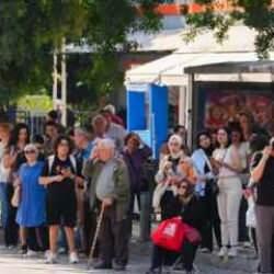 İzmir'de vatandaş güne böyle uyandı: Duraklar doldu, araçlar ilerleyemedi!
