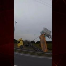 Kamyon sürücüsü damperi açık unutunca trafikte korku dolu anlar yaşandı.