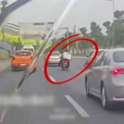 Makas atan motorcuya polisten anında müdahale!
