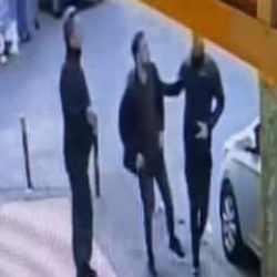 Motosikletli saldırgan kurşun yağdırdı: Husumetlilerini sakladığı için vuruldu