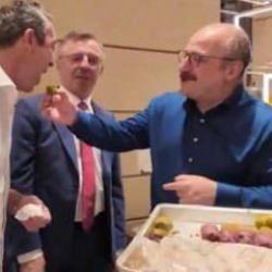 Mustafa Varank, şampiyonluk maçı öncesi Ali Koç'a okunmuş baklava yedirdi
