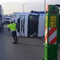 Pendik'te TEM Otoyolu'nda TIR devrildi!