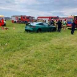 Polonya’da korkunç kaza... Yarış arabası seyircilerin arasına daldı!