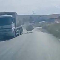 Seyir halindeki tırdan mermer bloğu düştü! Kaza kıl payı atladıldı