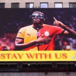 Times Meydanı'nda Galatasaraylı taraftardan Osimhen'e "Bizimle Kal" çağrısı