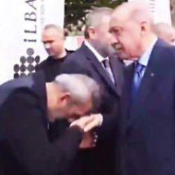 Ünlü şarkıcı, Erdoğan'ın elini öptü; sosyal medya yıkıldı