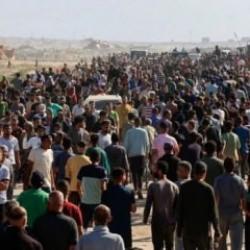 Yardım bekleyen Gazzelilere alçak muamele! O görüntüler Nazi toplama kampına benzetildi