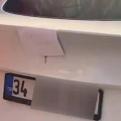 Yolda bırakılan 2 milyon lira değerindeki araca 3 dilde tepki gösterdiler