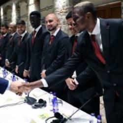 Başkan Erdoğan futbolcuları tek tek tebrik etti! İlgi çeken diyaloglar