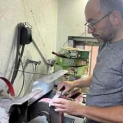 Azmi imrendirdi: Görme engeline rağmen 25 yıldır bıçak biliyor