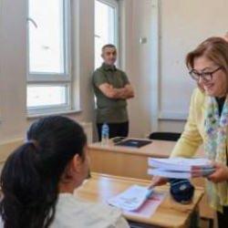 Gaziantep Büyükşehir, 8. ve 12. sınıf öğrencilerine deneme sınavı kitapçıkları dağıttı 