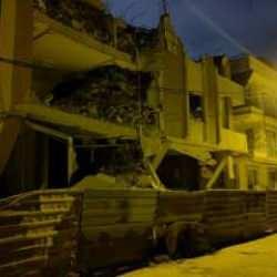 Avcılar&rsquo;da kentsel d&ouml;n&uuml;ş&uuml;m kapsamında yıkımına başlanan bina b&ouml;yle &ccedil;&ouml;kt&uuml;