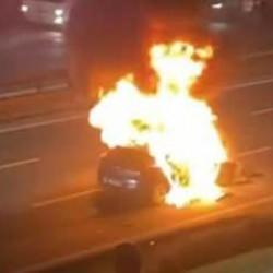 Bariyerlere çarpan araç alev alev yandı