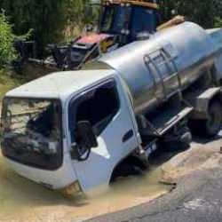 Bodrum'da isale hattı patladı, tanker çukura düştü
