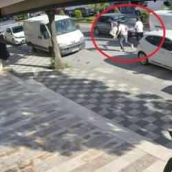 Yol vermeyen 3 maganda anne ile oğlunu yol ortasında d&ouml;vd&uuml;!