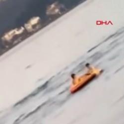 Denizde s&uuml;r&uuml;klenen &ccedil;ocuklar son anda farkedildi