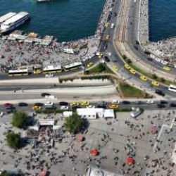 Eminönü ve Galata Köprüsü'ndeki bayram hareketliliği havadan görüntülendi