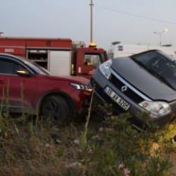 İki otomobil çarpıştı! 5 yaralının olduğu kazada bir sürücü kaçtı