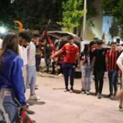 İn cin top oynuyordu: Şampiyonluk haberi gelince şehir düğün salonuna döndü