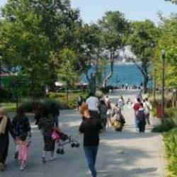 İstanbullular sahil ve parklarda vakit ge&ccedil;irdi