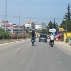 Motosikletli magandalar trafik kurallarını ihlal etti