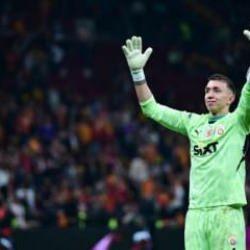 Muslera'dan Galatasaray'a sürpriz imza!