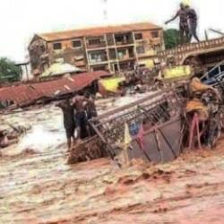 Nijerya'da şiddetli yağmur sele neden oldu. 200'den fazla insandan kötü haber geldi