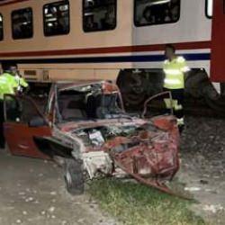 Otomobili raylara bırakıp kaçtı!