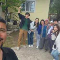 Misafirperverlikte sınır yok: Kaza yapan Çinli kafileyi, sazla sözle evinde ağırladı