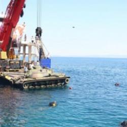 Saros Körfezi'ne dikkat çeken misafir: Suyun dibine tank batırdılar