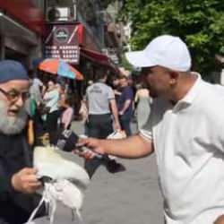 Sokak r&ouml;portajında istediği cevabı alamayınca yaşlı adamı aşağıladı