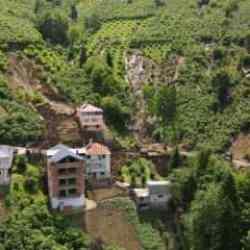 Trabzon&rsquo;da heyelan afeti! 3 ev hasar g&ouml;rd&uuml;