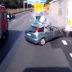 Trafik kurallarını ihlal eden s&uuml;r&uuml;c&uuml; kazaya davetiye &ccedil;ıkardı