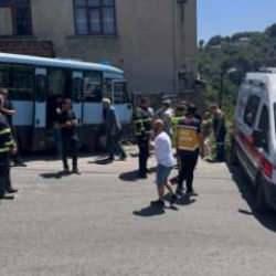 Yolcu minibüsü duvara çarptı: 14 yaralı