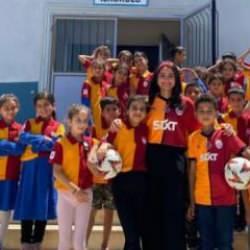 Yunus Akgün'den köy okulundaki öğrencilere forma jesti