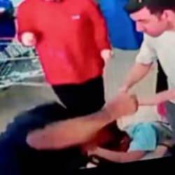 2 Kadın bir adama öldüresiye dayak! Elini kolunu sallayarak çıktı