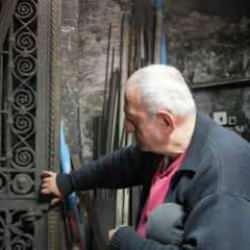 Papazlar 75 yaşındaki İbrahim Dede'nin peşinde! Herkes bu kapıyı istiyor