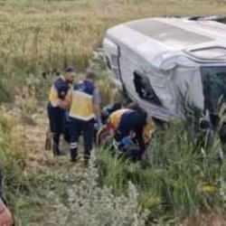 Düğün dönüşü minibüs şarampole devrildi: 17 yaralı