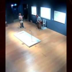 Dünyaca ünlü sanat eserini sosyal medya için fotoğraf çekerken kırdı!