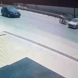 El frenini çekmeyi unuttu! Kayan araba kazaya sebep oldu